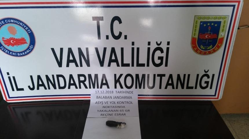 Kaçak Afganların üzerinde uyuşturucu madde çıktı