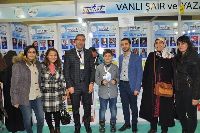 Vanlı minik yazara okulundan plaket