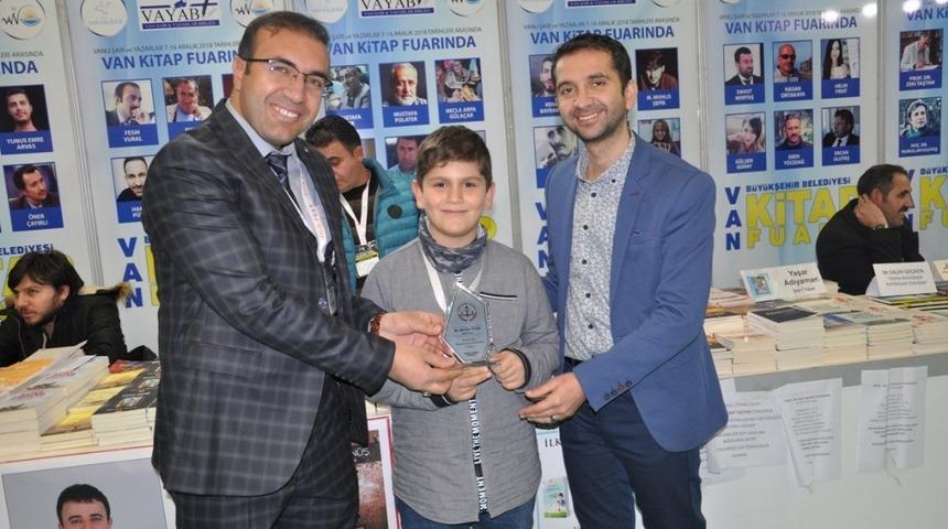 Vanlı minik yazara okulundan plaket