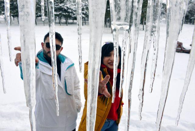 Erzurum'da buz sarkıtlarının boyu 2 metreye ulaştı