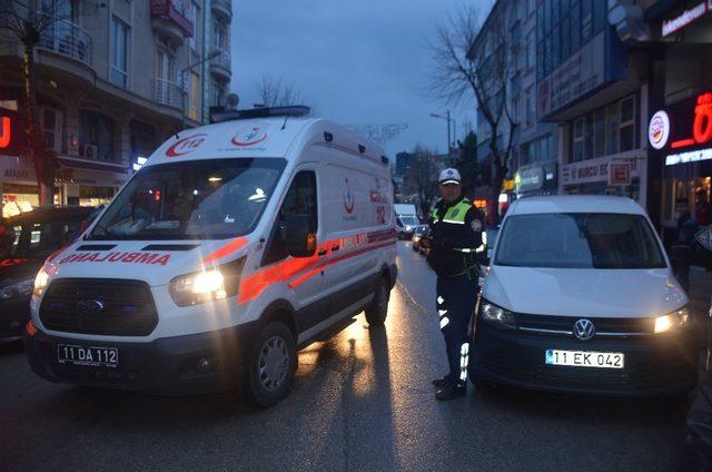 Geri geri manevra yaparken yayaya çarptı; 1 yaralı