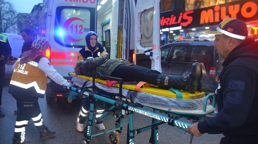 Geri geri manevra yaparken yayaya &ccedil;arptı; 1 yaralı