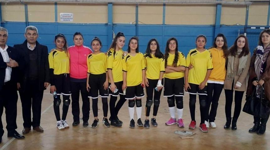 Okullar arası voleybol turnuvası d&uuml;zenlendi