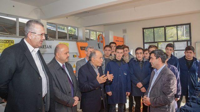 Karacabey&rsquo;de eğitime destek s&uuml;r&uuml;yor 2