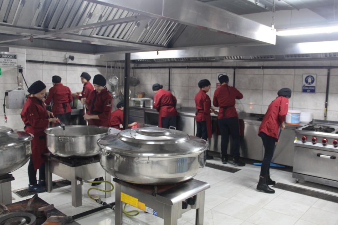 2 bin 150 &ouml;ğrenciye g&uuml;nl&uuml;k sıcak yemek