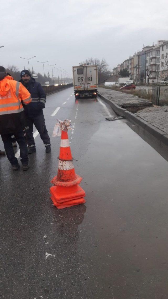 Su borusu patladı, göçük oluşan yol trafiğe kapatıldı