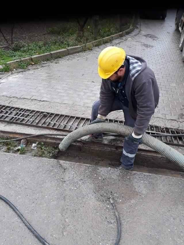 Kaynarca’da SASKİ ekipleri mazgalları temizledi