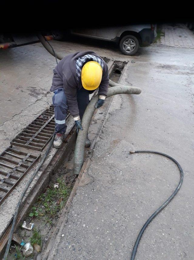 Kaynarca’da SASKİ ekipleri mazgalları temizledi