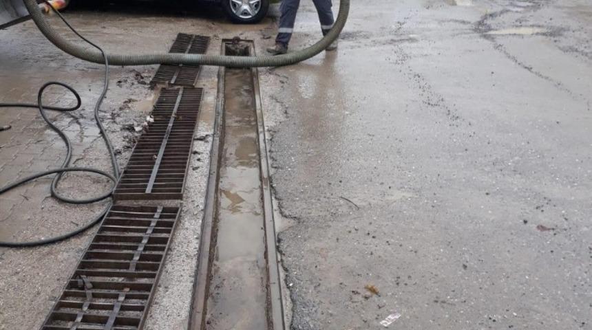 Kaynarca&rsquo;da SASKİ ekipleri mazgalları temizledi