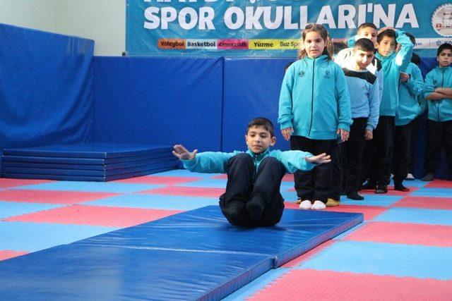 Yabancı uyruklu öğrencilerden ücretsiz spor okullarına yoğun ilgi