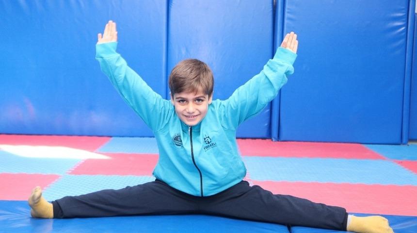 Yabancı uyruklu &ouml;ğrencilerden &uuml;cretsiz spor okullarına yoğun ilgi