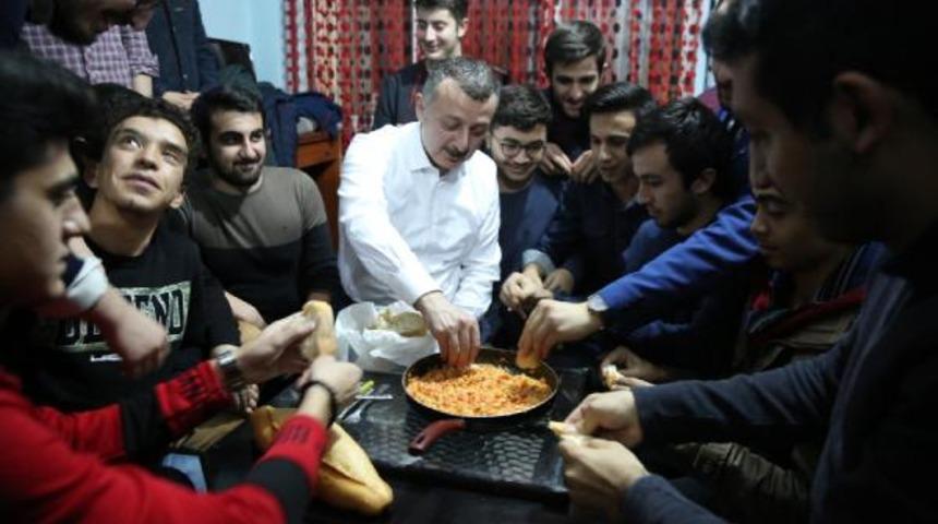 AK Partili isim, öğrencilere menemen yaptı