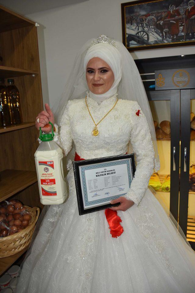 Gelinlikle işyerinde süt doldurup düğüne gitti