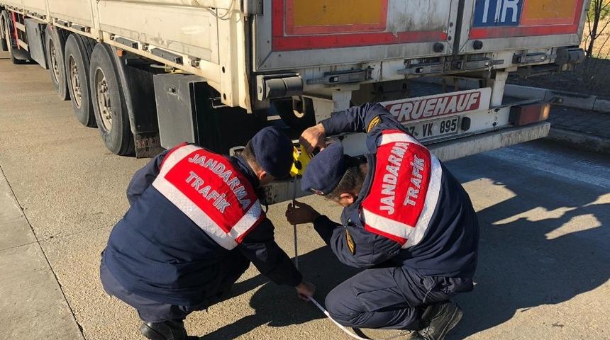 Jandarma 37 aracı trafikten men etti