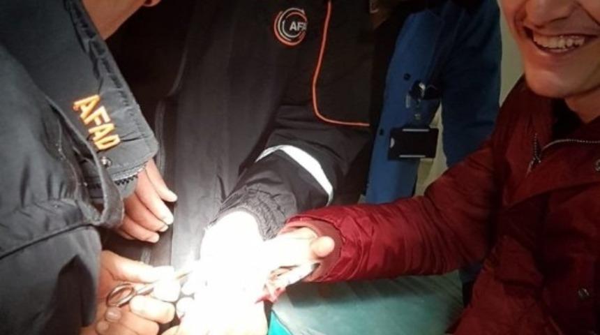 Parmağına y&uuml;z&uuml;k sıkışan gencin imdadına AFAD ekipleri yetişti