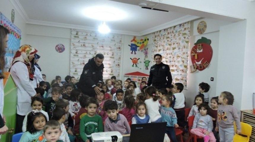 Polisler miniklere &ldquo;Polis Ne Yapar&rdquo; adlı konferans verdi