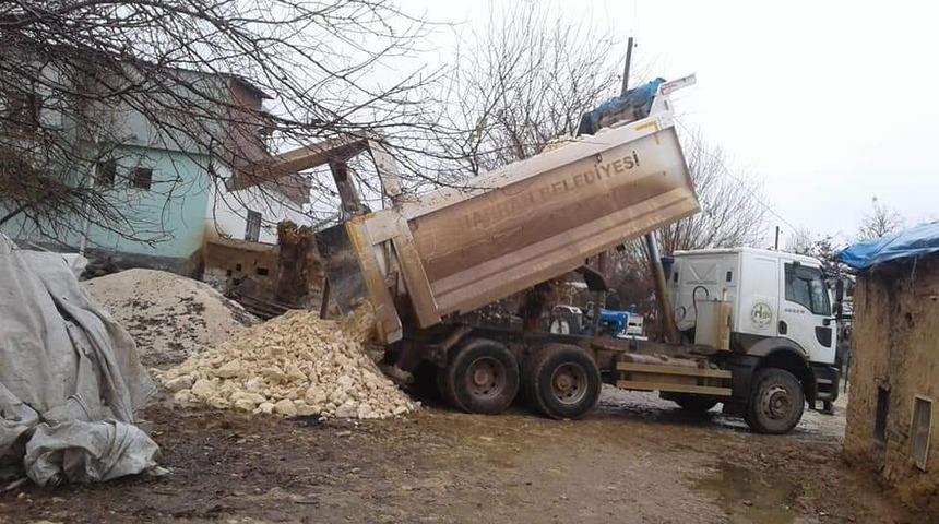 Harran Belediyesi kırsalda yol atağını s&uuml;rd&uuml;r&uuml;yor