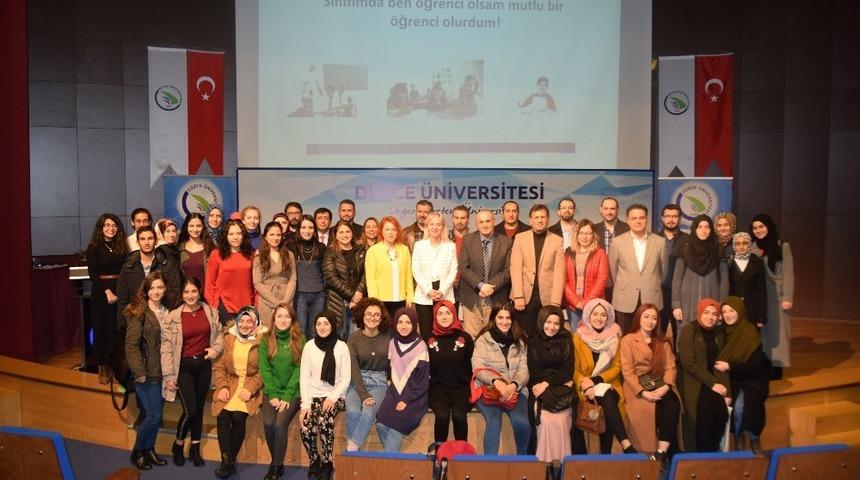 &Ouml;ğretmenler dijital d&uuml;nyayla i&ccedil; i&ccedil;e olmalı