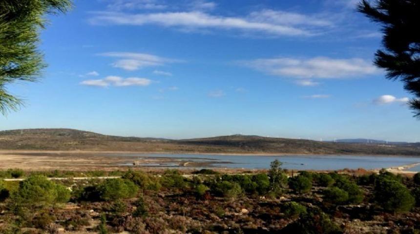 Yağışlar, &Ccedil;eşme&rsquo;deki barajın su seviyesini arttırdı