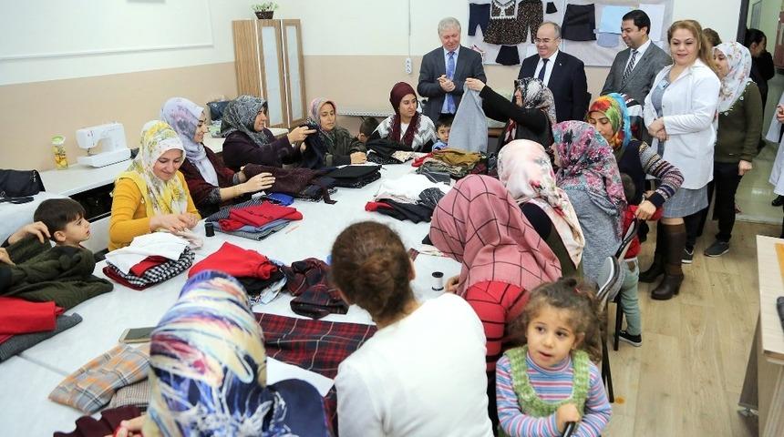 Meslek &ouml;ğrenip aile b&uuml;t&ccedil;elerine katkı sağlıyorlar