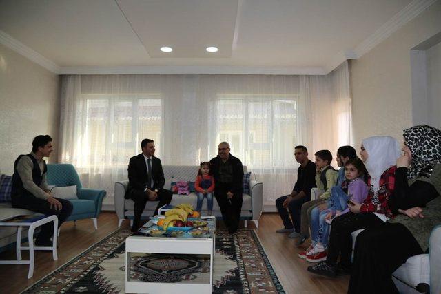 Vali Gündüzöz’den Suriyeli aileye ziyaret
