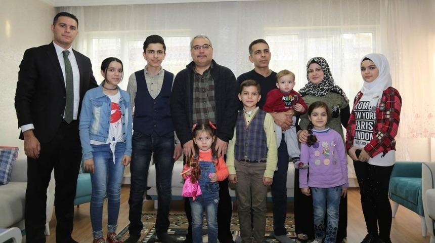 Vali G&uuml;nd&uuml;z&ouml;z&rsquo;den Suriyeli aileye ziyaret