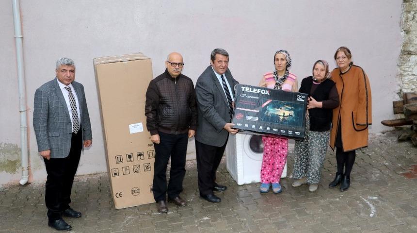 Evi yanan aileye eşya desteği