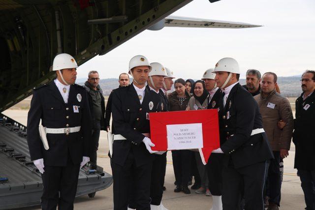 Şehit polis Nazım Tuncer in cenazesi memleketi Uşak a getirildi 1