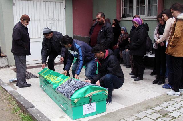 Emekli astsubayın öldürdüğü eşi ve kızı yan yana toprağa verildi