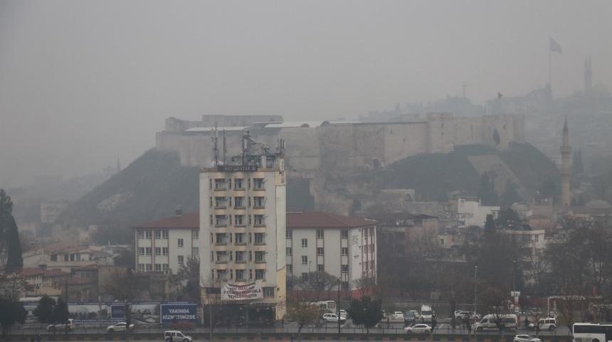 Gaziantep&rsquo;te soğuk ve sisli hava hayatı olumsuz etkiliyor