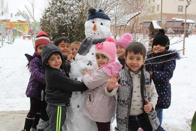 Minik öğrencilerin kar sevinci