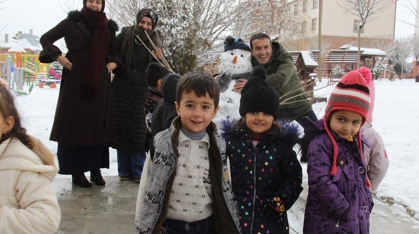 Minik &ouml;ğrencilerin kar sevinci