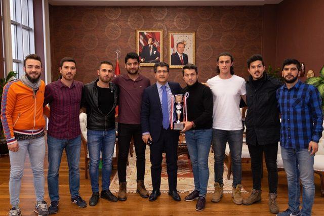 Şeyh Edebali Üniversitesi Futbol Takımı turnuvadan kupayla döndü