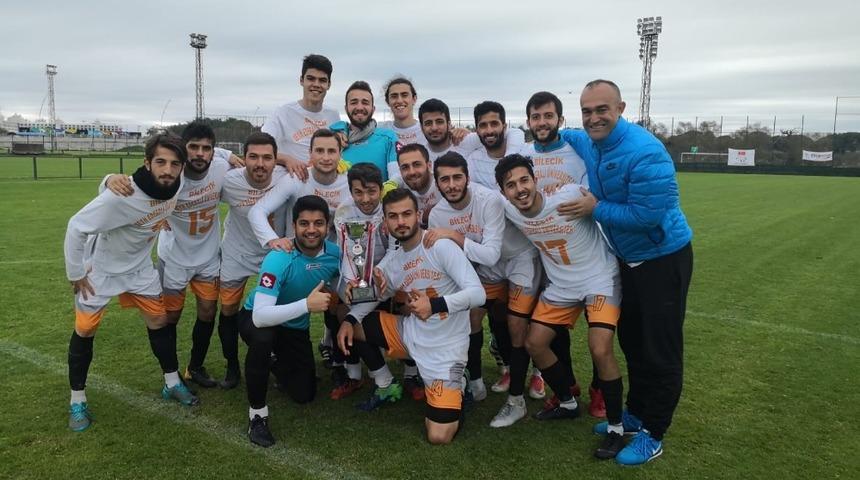 Şeyh Edebali &Uuml;niversitesi Futbol Takımı turnuvadan kupayla d&ouml;nd&uuml;
