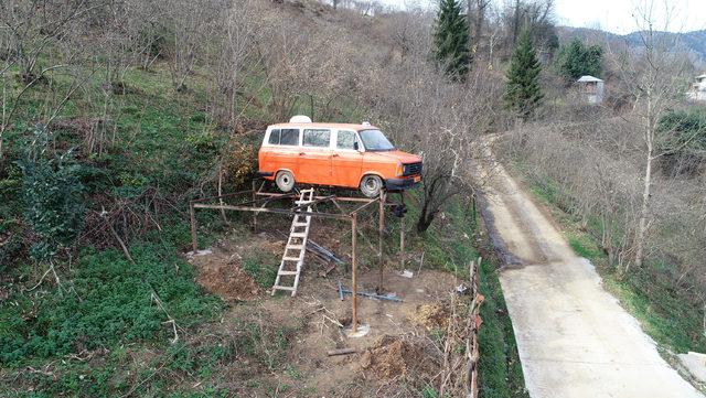 1985 model minibüsü evin önündeki yüksek platforma vinçle koydurdu