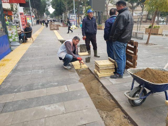 Alaşehir’de görme engelli yolları yenileniyor