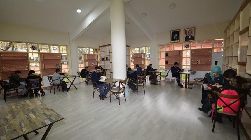 Millet Kıraathanesi’ne öğrencilerden yoğun ilgi