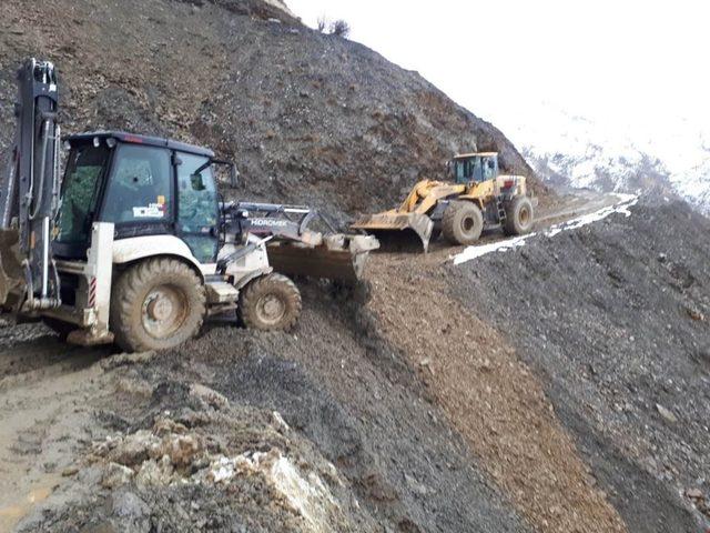 Siirt’te yağış nedeniyle kapanan yol ulaşıma açıldı