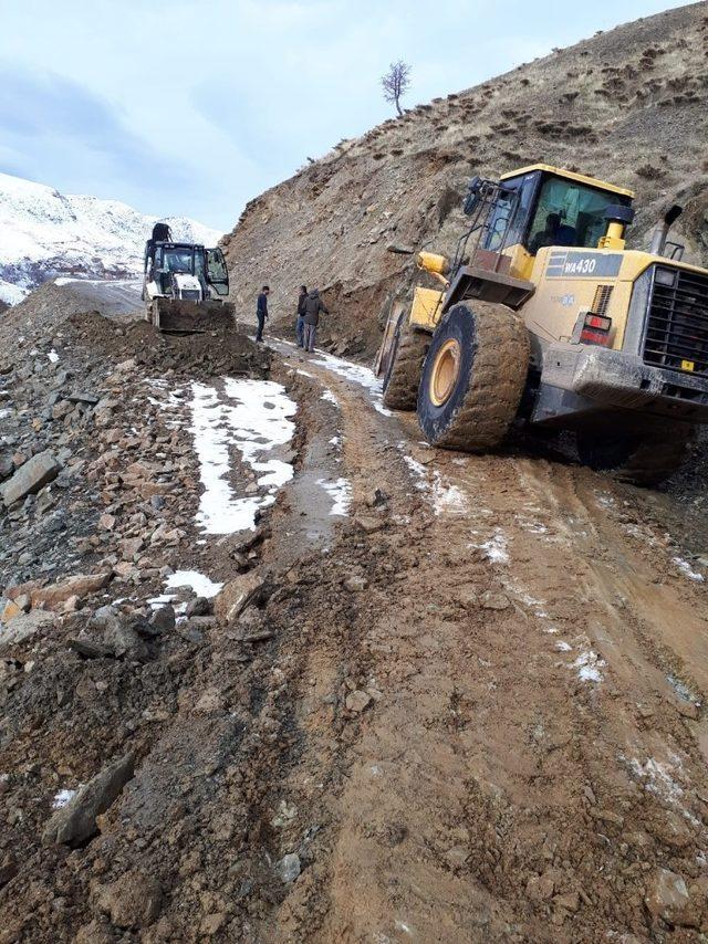 Siirt’te yağış nedeniyle kapanan yol ulaşıma açıldı