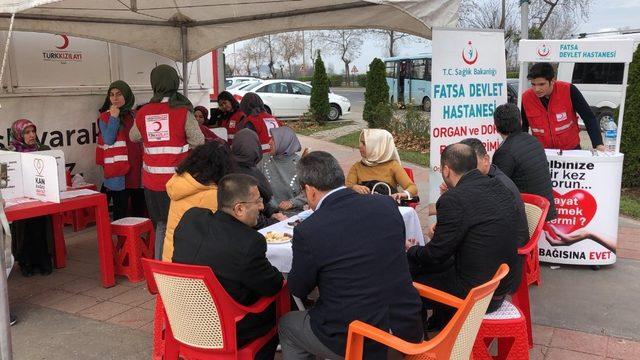 Öğrenciler ve öğretmenlerden Kızılay’a kan bağışı