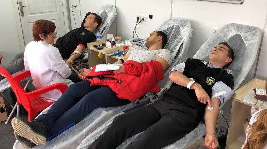 Öğrenciler ve öğretmenlerden Kızılay’a kan bağışı