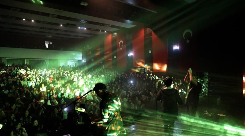 Mardinli gen&ccedil;ler Grup 84 konseri ile coştu