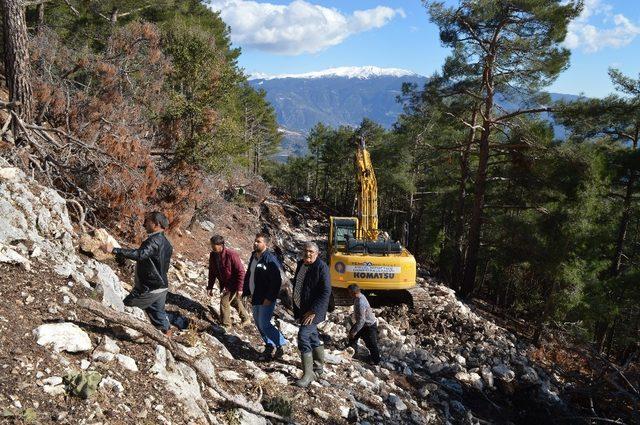 Büyükşehir Kaş’ta dağları kırıp yeni yol açıyor