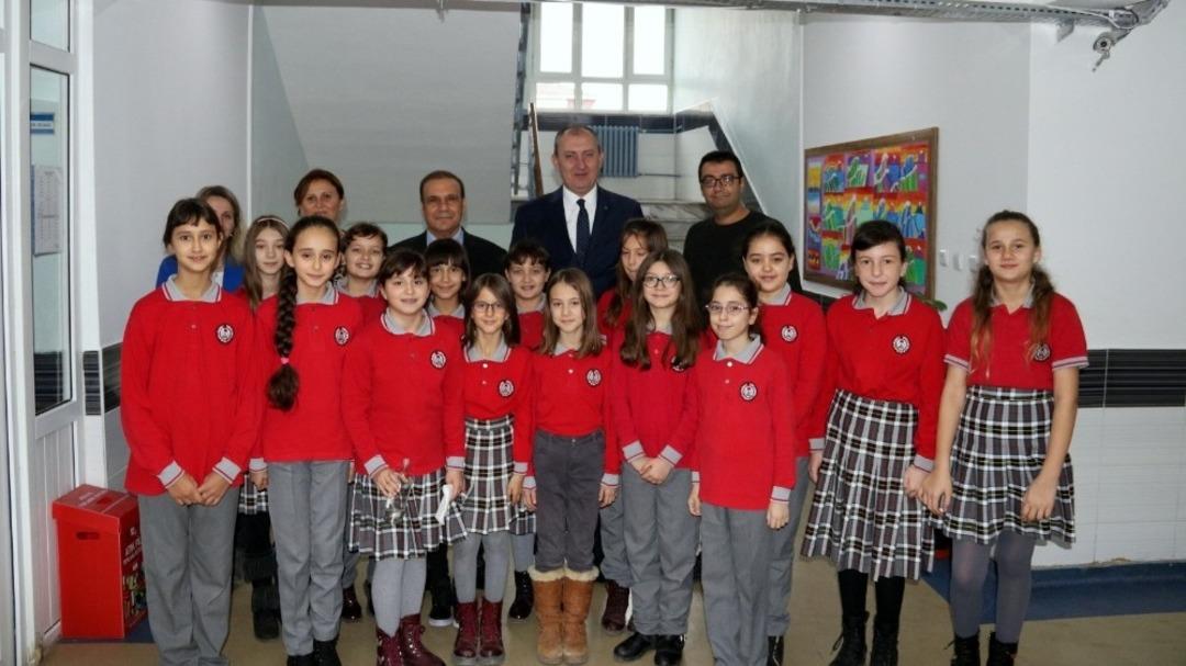 Biga Belediyesi&rsquo;nden &ouml;ğrencilere elma dağıtımı