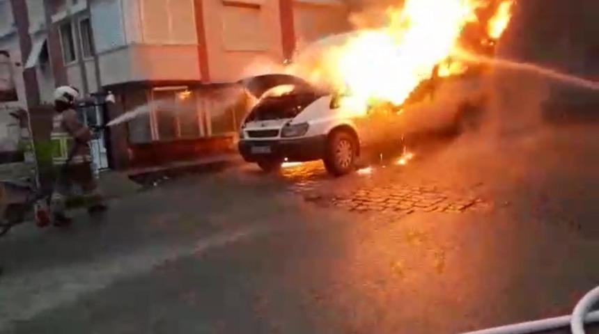 Servis aracı alev alev yandı