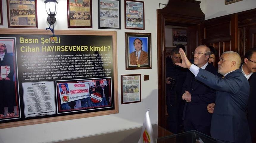 Meslektaşları &ouml;ld&uuml;r&uuml;len gazeteciyi andı