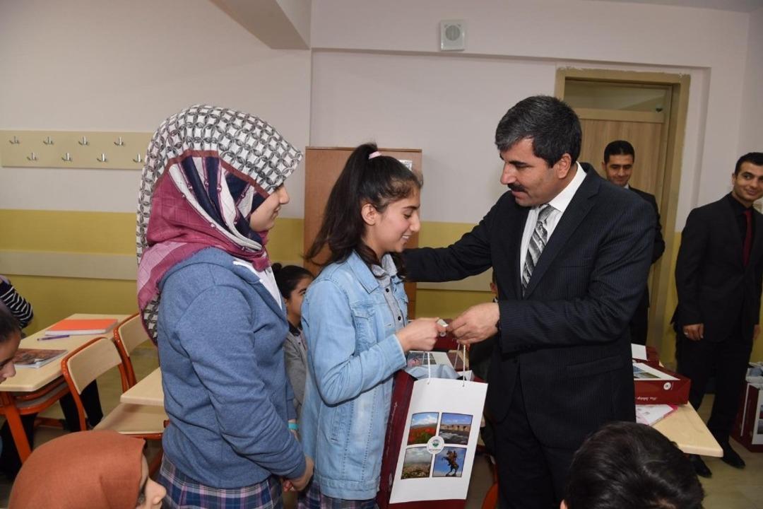 Başkan Asya&rsquo;dan &ouml;ğrencilere kaynak kitap desteği