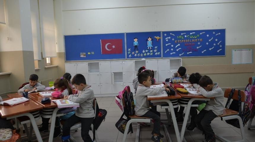 Minik öğrenciler yeni dolaplarına çok sevindi