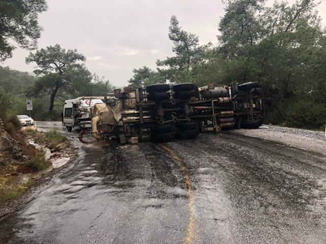 Beton mikseri otomobilin üzerine devrildi