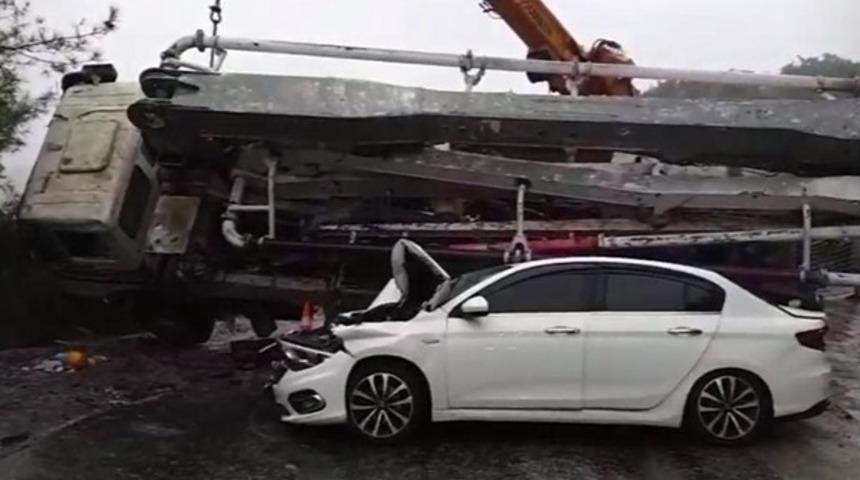Beton mikseri otomobilin &uuml;zerine devrildi